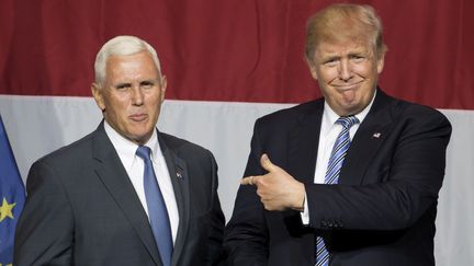 Le gouverneur de l'Indiana Mike Pence et le candidat républicain à la présidence américaine Donald Trump, le 12 juillet 2016 à Westfield (Etats-Unis). (TASOS KATOPODIS / AFP)