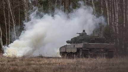 Un char Léopard 2, le 13 février 2023 à Swietoszow (Pologne). (WOJTEK RADWANSKI / AFP)