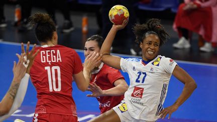 Estelle Nze Minko&nbsp;a affolé la défense polonaise le 9 décembre en premier match du&nbsp;groupe I. (JOSEP LAGO / AFP)