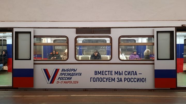 Une rame du métro moscovite aux couleurs de l'élection présidentielle portant le slogan : "Ensemble nous sommes forts - Votons pour la Russie !" (SYLVAIN TRONCHET / RADIOFRANCE)