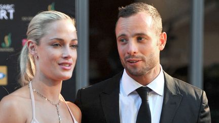 Oscar Pistorius et la top-model Reeva Steenkamp, tu&eacute;e par balles le 14 f&eacute;vrier 2013. (LUCKY NXUMALO / AFP)