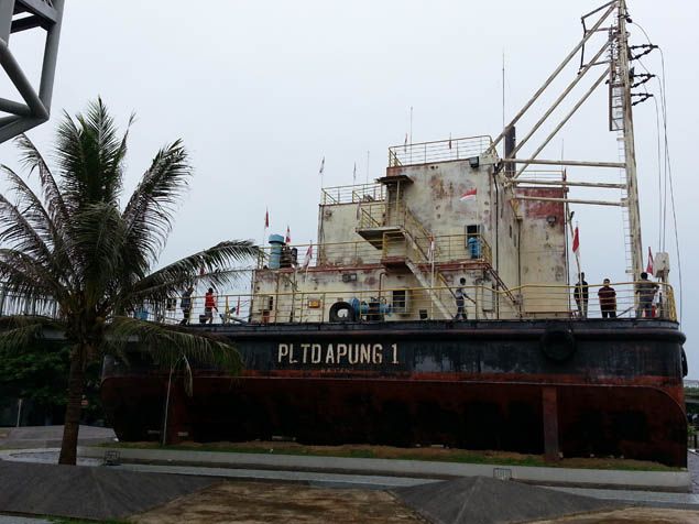 &nbsp; (Cette gigantesque barge alimentait Banda Aceh en électricité)