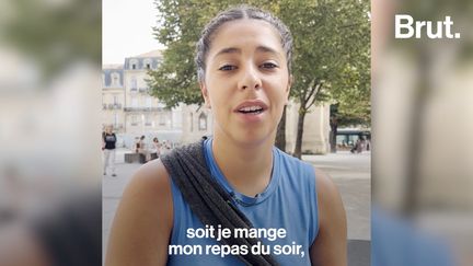 Maoni a 21 ans et elle est étudiante en STAPS à Bordeaux.&nbsp; Récemment, la jeune femme a décidé de changer de filière et a dû tripler sa L2. Depuis, elle a perdu son statut de boursière et ne reçoit plus aucune aide financière. Pour Brut, elle a accepté de montrer son quotidien et les difficultés qu’elle rencontre.&nbsp; (BRUT / FRANCEINFO)