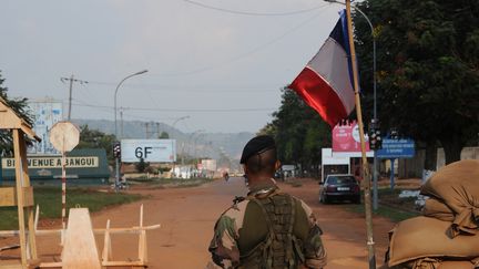 Un soldat fran&ccedil;ais pr&egrave;s de l'a&eacute;roport de Bangui (Centrafrique), en d&eacute;cembre 2013. (SIA KAMBOU / AFP)