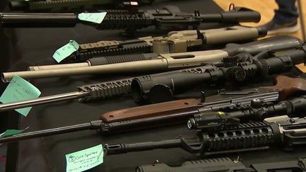 Le président des États-Unis, Joe Biden, souhaite s'attaquer aux "ghost guns". Reportage sur l'essor de ces armes en kit, produites et vendues sur internet en dehors de tout contrôle.&nbsp;&nbsp; (FRANCE 2)