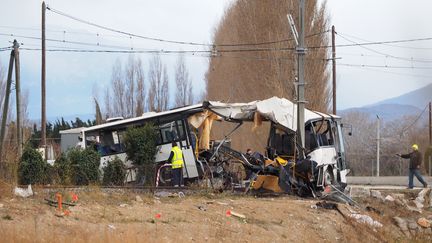 Le car scolaire éventré par la collision avec un TER, le 14 décembre 2017 à Millas (Pyrénées-Orientales) (RAYMOND ROIG / AFP)