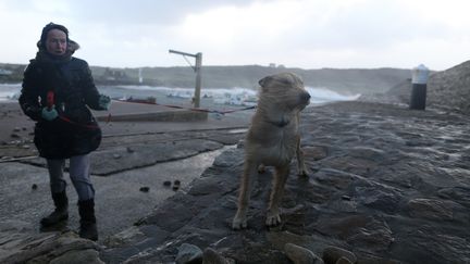 Les vents soufflent fort, jusqu'à 130 km/h, à&nbsp;Auderville, dans la Manche, le 8 février 2016.&nbsp; (CHARLY TRIBALLEAU / AFP)