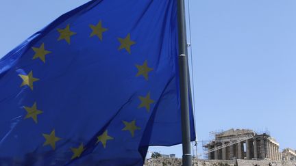 Le drapeau de l'Union europ&eacute;enne devant le Parth&eacute;non sur l'Acropole, &agrave; Ath&egrave;nes (Gr&egrave;ce) le 17 juin 2012. (JOHN KOLESIDIS / REUTERS)