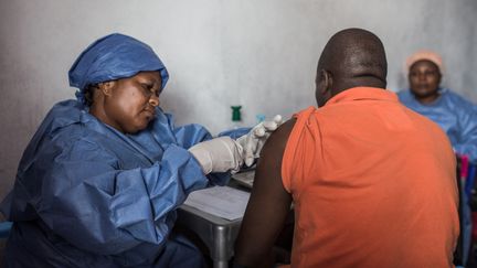 Un homme est vacciné contre le virus Ebola à Goma (République démocratique du Congo), le 22 novembre 2019. (PAMELA TULIZO / AFP)