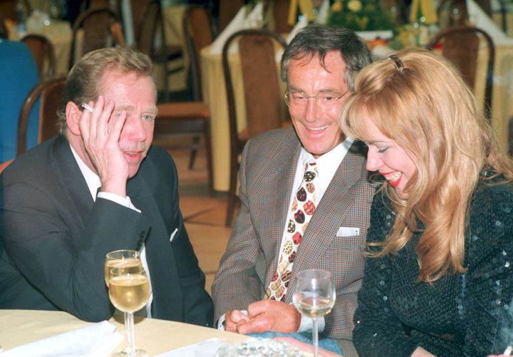 Jan Triska, entouré de Vaclav Havel et de l'actrice Dagmar Veskrnova.
 (Dusan Dostal/AP/SIPA)