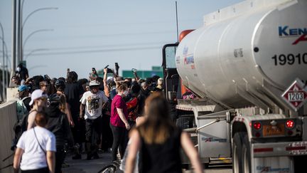 VIDEO. Mort de George Floyd : un camion-citerne force le passage parmi les manifestants à Minneapolis, sans faire de blessés