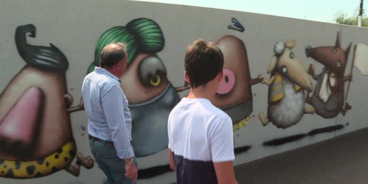 Une fresque de personnages peinte par l'artiste Ador.&nbsp; (FRANCEINFO)