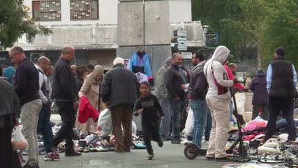 À Toulouse (Haute-Garonne), dans le quartier de la Reynerie, se tient un marché illégal presque tous les jours de la semaine. Le phénomène prend de l’ampleur. (France 2)