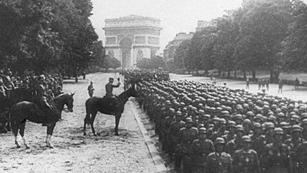 Une partie des troupes allemandes d'occupation stationnant près de l'Arc de Triomphe, le 14 juin 1940. (Ria Novosti)