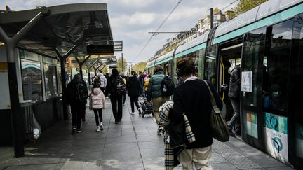 Une station de tramway à Paris, le 18 avril 2023. (MAGALI COHEN / HANS LUCAS / AFP)