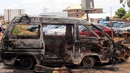 Un minibus brûlé par la foule en colère en réaction aux attentats à Kaduna (AFP PHOTO / VICTOR ULASI)