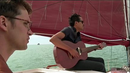 Le chanteur du groupe Radio Elvis fait une balade en bateau an lendemain du concert des Francos&nbsp; (France Télévisions)