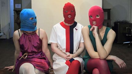 Trois membres du collectif punk Pussy Riot font une pause entre deux r&eacute;p&eacute;titions, le 17 f&eacute;vrier 2012 &agrave; Moscou (Russie). (SERGEY PONOMAREV / AP / SIPA)