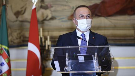 Le ministre des Affaires étrangères turc,&nbsp;Mevlut Cavusoglu, le 7 janvier 2021 à Lisbonne (Portugal). (FATIH AKTAS / ANADOLU AGENCY / AFP)