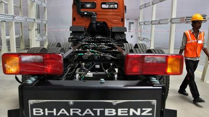 Le constructeur a créé une 5e marque de camions, Bharat Benz. Bharat - qui veut dire Inde en hindi - moins onéreux que les Mercedes Benz.

Plus économiques au niveau carburant que les camions locaux, spartiates mais robustes, ils sont conçus pour les routes difficiles du pays et pour pouvoir répondre aux demandes spécifiques des clients.

«Les clients indiens demandent souvent de combien ils peuvent dépasser la limite de charge autorisée», précise Jürgen John, le directeur d’Oragadam. (REUTERS/Babu Babu)