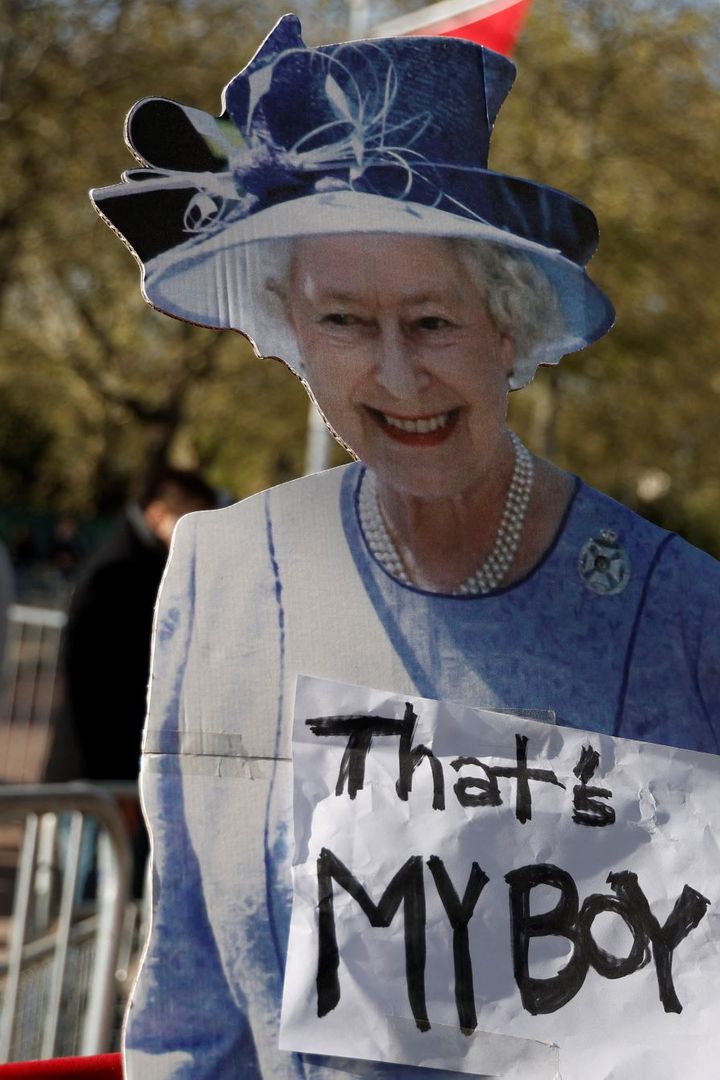 Une découpe en carton de la Reine est exposée le long du Mall, dans le centre de Londres, le 3 mai 2023, à Londres, Angleterre, Royaume-Uni (JOHN LAMPARSKI / NURPHOTO / NURPHOTO VIA AFP)