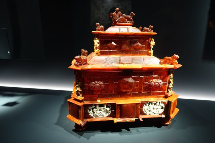 Exposition "Pierres Précieuses" à la Grande galerie de l'évolution à Paris :&nbsp;coffret dit Anne d'Autriche en ambre et ivoire. Pologne vers 1680 (CORINNE JEAMMET)