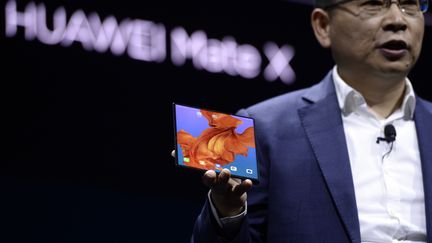 Le smartphone pliable de Huawei, le Mate X présenté par Richard Yu, patron de Huawei, au Mobile World Congress à Barcelone (Espagne), le 24 février 2019.&nbsp; (JOSEP LAGO / AFP)