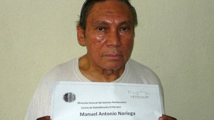 Le dirigeant déchu du Panama, Manuel Noriega, lors de sa remise aux autorités du Panama en 2011.  (AFP PHOTO / MINISTERIO DE GOBIERNO)