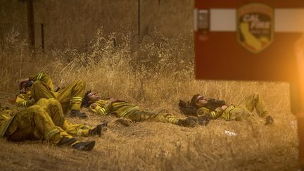 Les pompiers de la compagnie californienne de Santa Clara prennent un peu de repos &agrave; Middletown, en Californie, le 13 septembre 2015. (? NOAH BERGER / REUTERS / X03026)