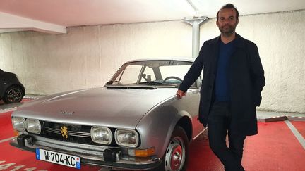 La société d'Arnaud Pigounidès, Retrofuture, propose, moyennant 15 à 20 000 euros, de transformer des véhicules thermiques en électriques. "Cela évite d'envoyer un châssis à la casse", explique-t-il.&nbsp; (BORIS HALLIER / RADIO FRANCE)