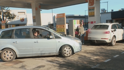 Une nouvelle fois, des files d’attente se forment devant les stations-service, samedi 12 novembre. Les automobilistes se ruent pour faire le plein avant la réduction du coup de pouce du gouvernement, mercredi prochain. (FRANCE 2)