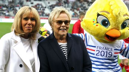 Brigitte Macron et la comédienne Muriel Robin, le 20 mars 2019 à Reims (Marne). (FRANCOIS NASCIMBENI / AFP)