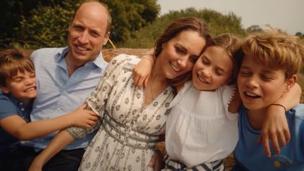 La princesse de Galles, Kate Middleton, entourée de sa famille dans une vidéo publiée sur les réseaux sociaux, le 9 septembre 2024. (FAMILLE ROYALE BRITANNIQUE / FRANCEINFO)