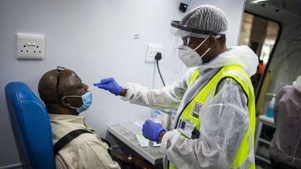 Un test de dépistage du Covid-19 en Afrique-du-Sud, à l'aéroport d'Ekurhuleni, le 30 décembre 2020. (LUCA SOLA / AFP)