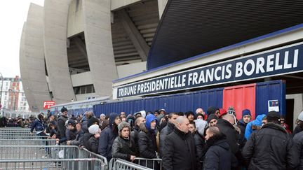 Une queue interminable aux abords du Parc des Princes (MARTIN BUREAU / AFP)