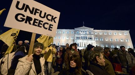 Des supporters du gouvernement grec manifestent devant le Parlement, le 16 f&eacute;vrier 2015, &agrave; Ath&egrave;nes (Gr&egrave;ce), apr&egrave;s un refus des autorit&eacute;s d'accepter une proposition de l'Eurogroupe sur le plan d'aide &agrave; la Gr&egrave;ce. (LOUISA GOULIAMAKI / AFP)