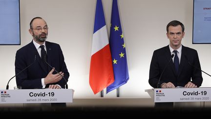 Le Premier ministre, Edouard Philippe, et le ministre de la Santé, Olivier Véran, lors d'une conférence de presse à Paris, le 28 mars 2020. (GEOFFROY VAN DER HASSELT / POOL / AFP)