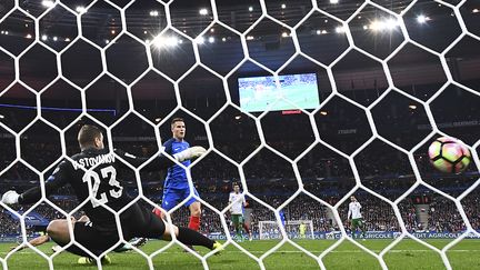 Son second but face à la Bulgarie, Kevin Gameiro l'a inscrit sur un service d'Antoine Griezmann. (FRANCK FIFE / AFP)