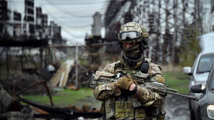 Un soldat russe devant la centrale électrique de&nbsp;Shchastya&nbsp;(Ukraine), le 13 avril 2022. (ALEXANDER NEMENOV / AFP)