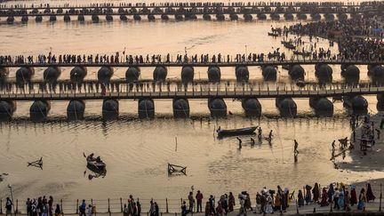 Des millions de p&egrave;lerins traversent le Gange lors de la&nbsp;Kumbh Mela, le plus grand festival religieux au monde &agrave; Allahabad (Inde), le 9 f&eacute;vrier 2013. (DANIEL BEREHULAK / GETTY IMAGES)