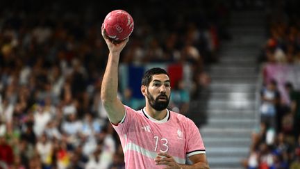 Nikola Karabatic ballon en main lors du match entre la France et l'Argentine, aux Jeux olympiques, le 2 août 2024. (ARIS MESSINIS / AFP)