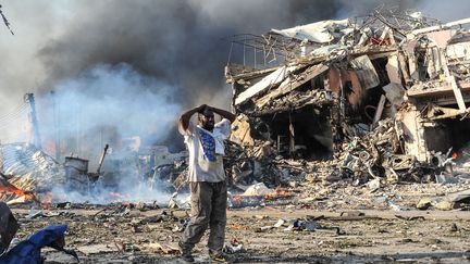 OCTOBRE. Un habitant de Mogadiscio (Somalie) dans les décombres de l'attentat du 14 octobre, qui a fait au moins 276 morts. (MOHAMED ABDIWAHAB / AFP)