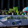 Des manifestants pour "l'affaire du siècle", une action en justice contre l'Etat, le 16 mars 2019 à Lyon. (NICOLAS LIPONNE / NURPHOTO / AFP)