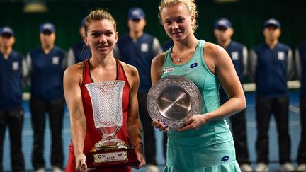 Simona Halep (à gauche) a remporté le tournoi de Shenzhen face à Katerina Siniakova. (- / AFP)