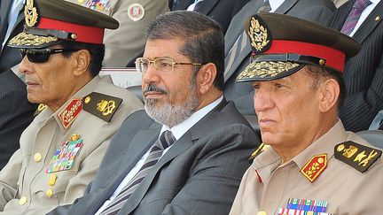 Mohammed Morsi, au centre, assiste &agrave; une remise de m&eacute;dailles avec des responsables militaires, au Caire (Egypte), lundi 9 juillet 2012. (EGYPTIAN PRESIDENCY / AFP)