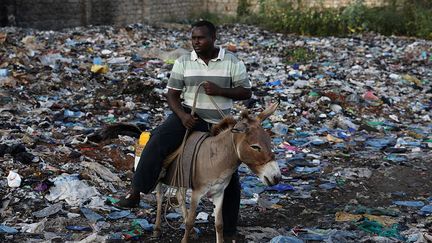 le Kenya a interdit l'utilisation, la fabrication et l'importation de sacs en plastique pour lutter contre la pollution. Les supermarchés distribuaient 100 millions de sacs par an. En cas d'infraction, le contrevenant encourt aujourd’hui une peine de 4 ans de prison ou une amende de 32.000 euros.  (Siegfried Modola / REUTERS)