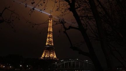 L'appel du gouvernement à la sobriété énergétique a été entendu par Anne Hidalgo. La maire de Paris envisage une extinction des feux des monuments de la capitale à partir de 23 h 45, dont ceux de la Tour Eiffel. (FRANCEINFO)