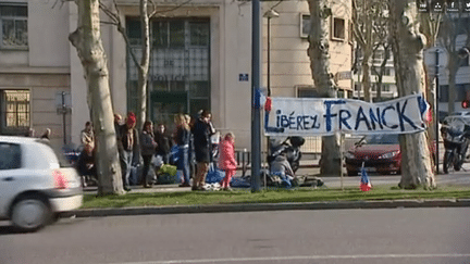 Un comit&eacute; de soutien compos&eacute; de militants FN campe devant le commissariat et r&eacute;clame la lib&eacute;ration de&nbsp;Franck Descours, t&ecirc;te de liste FN &agrave; Saint-Chamond (Loire), le 13 mars 2014.