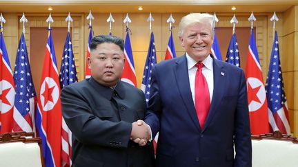 Le dirigeant nord-coréen Kim Jong-Un et le président américain Donald Trump à Panmunjom en Corée du Sud en juin 2019. (AP/SIPA / AP)