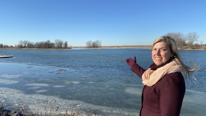 La mairesse de Contrecœur (Québec), Maud Allaire, devant le Saint-Laurent, le 13 décembre 2022. (THOMAS BAIETTO / FRANCEINFO)